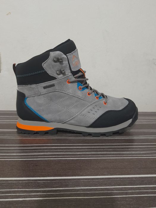 Продавам туристически обувки