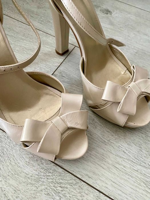 Sandale ivory cu toc, din piele - mărimea 38