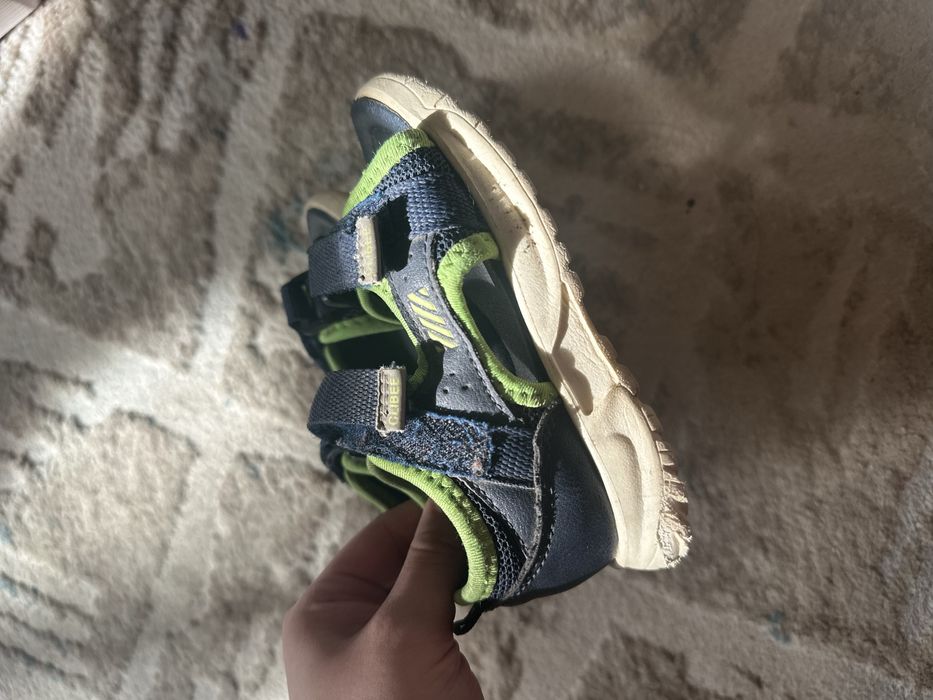 Продам сандали для мальчика