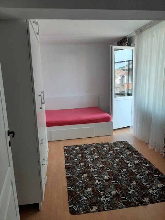 Închiriez apartament cu 1 camera- Zona Petru Rares