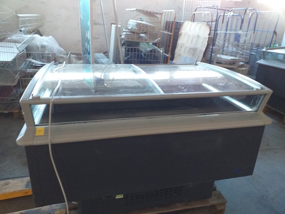 Щандови островни витрини Carrier