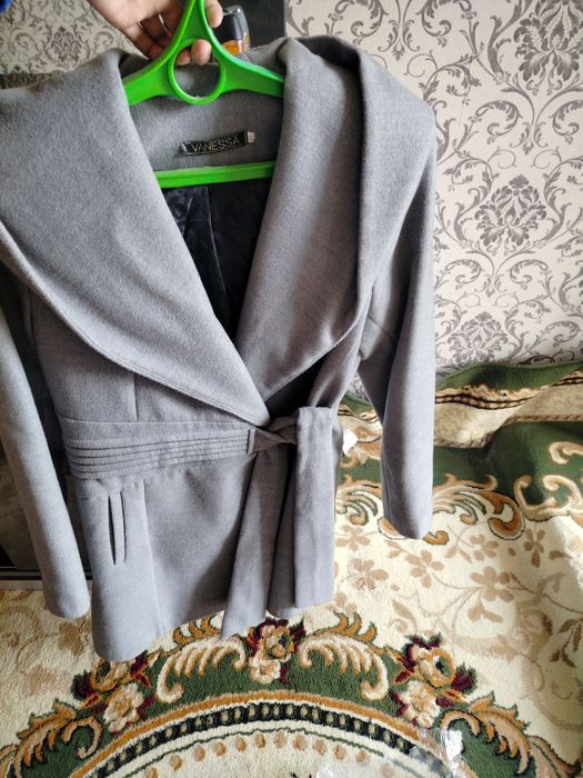 Ayollar paltosi sotiladi