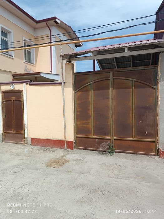 Eski va yangi darvozalar va kravat kachelalar bor