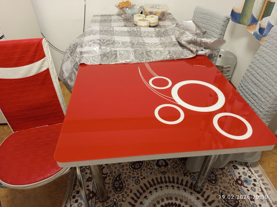 Стол со стульями