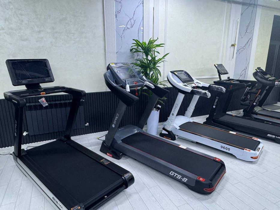 Беговая дорожка с регулируемым наклоном.