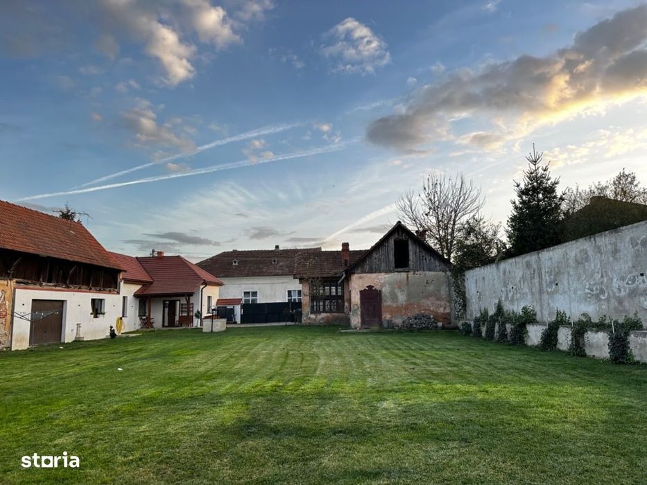 Proprietate independentă energetic format din 2 case si anexe