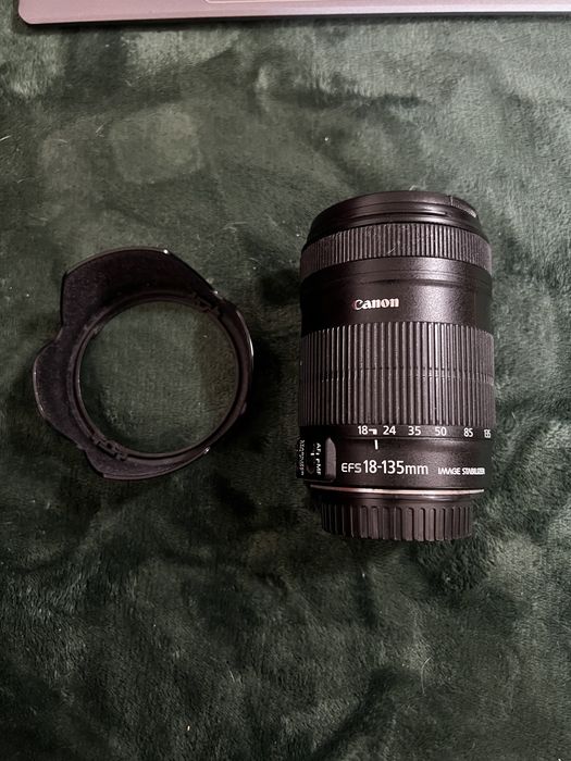 Obiectiv + parasolar Canon EFS 18-135mm F3.5-F5.6
