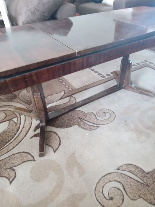 Продавам холни маси