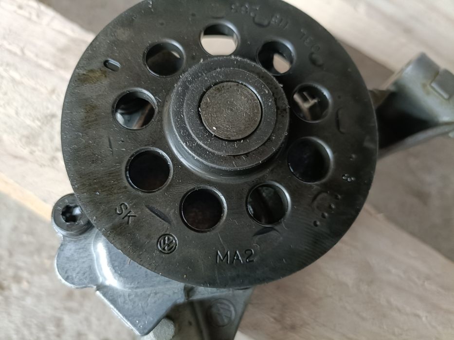 Pompa ulei VW Golf 6 1,6 Tdi ,originala,stare perfecta de funcționare.