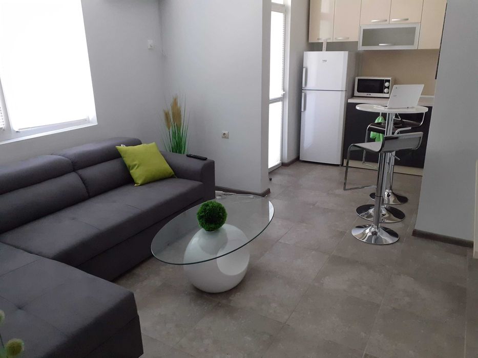 Дава се под наем Тристаен апартамент в Варна, Бизнес хотел - 86 кв.м за 760 € - Снимка #1