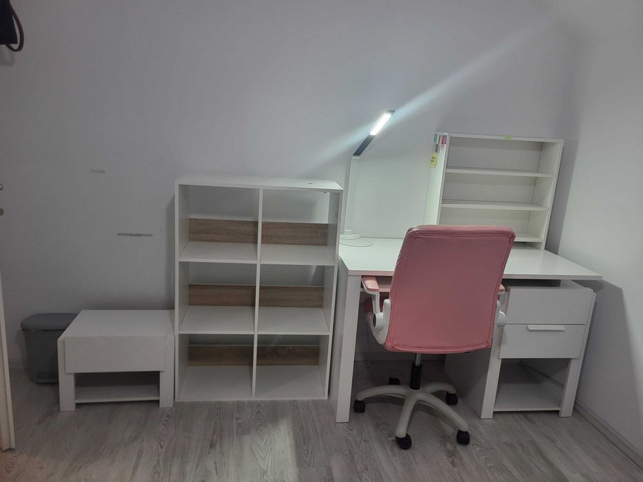 Birou cu bibliotecă și scaun ergonomic pentru camera copilului