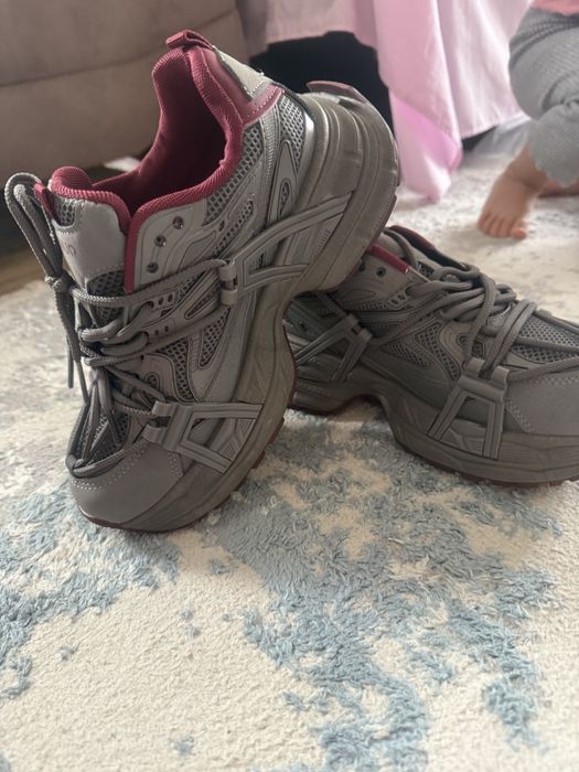 Кроссовеи спортивные