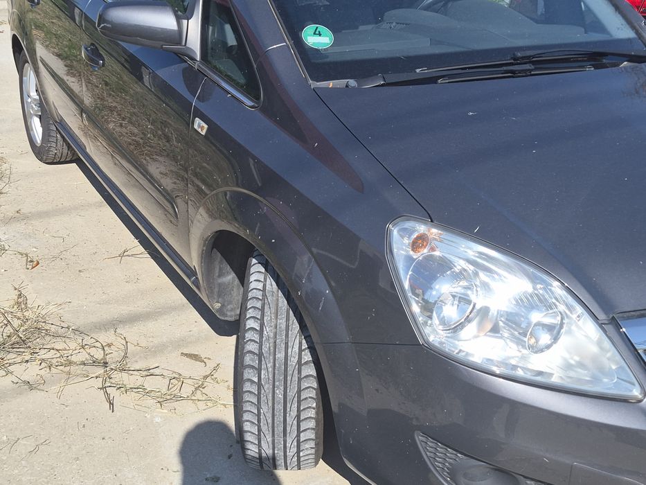 Masina Opel Zafira