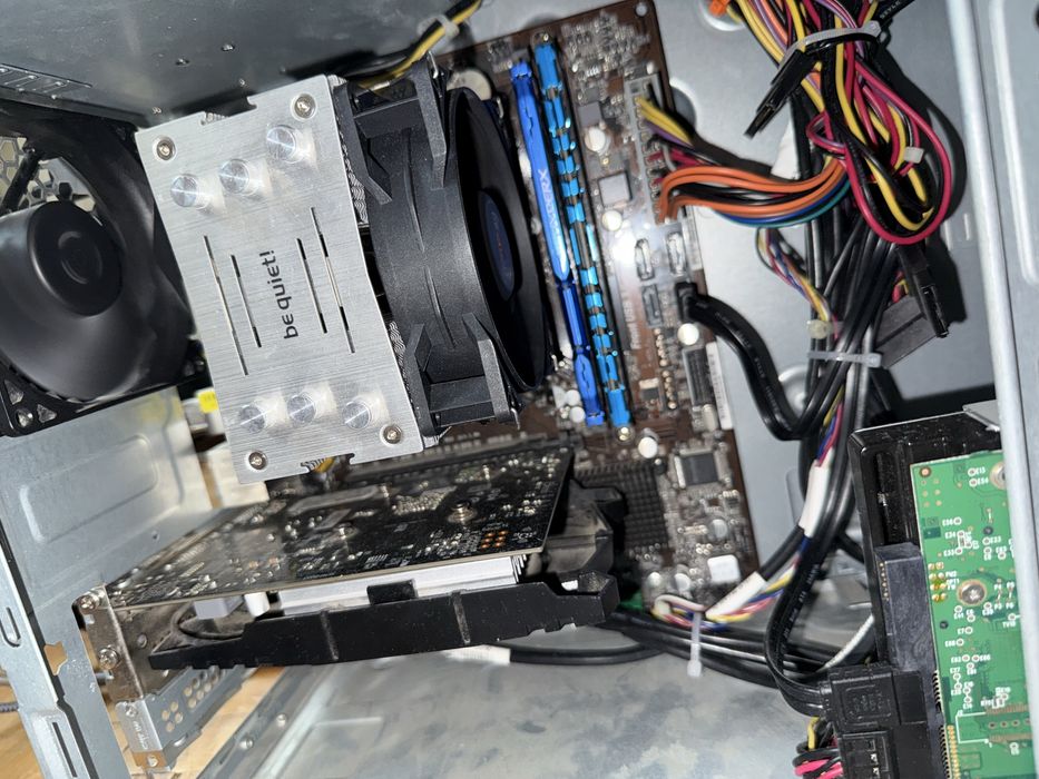 Pc intel i5 4570, 16gb ram, Nvidia GTX 750 2gb, hdd 1tb.