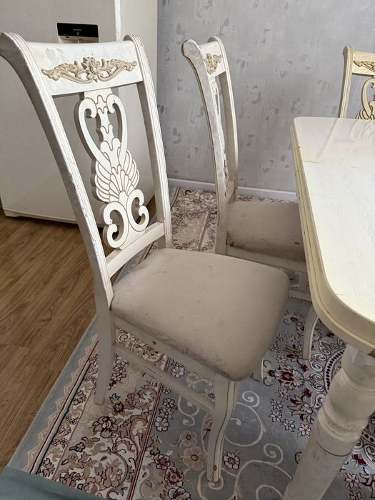 Стол со стульями