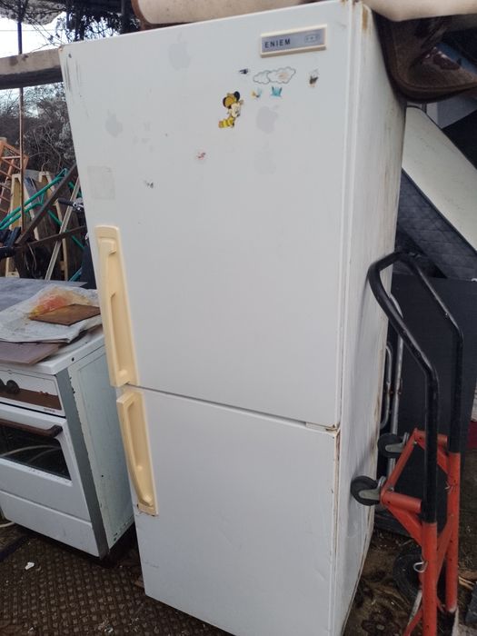 Хладилник с фризер.