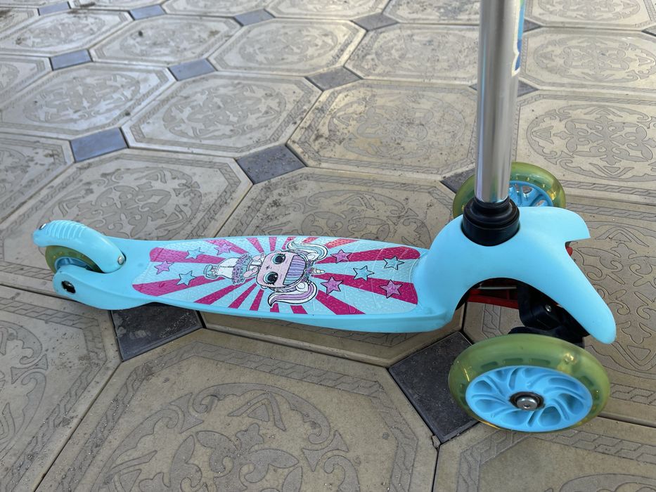 Самокат детский в очень хорошем состояние