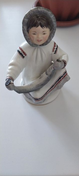 Фарфоровая статуэтка