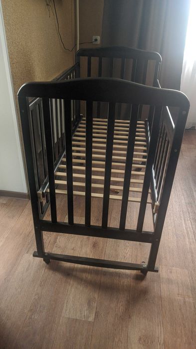 Продам детскую кроватку с матрасом