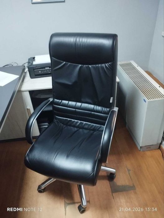 Продаётся современный офисный стол руководителя в комплекте.