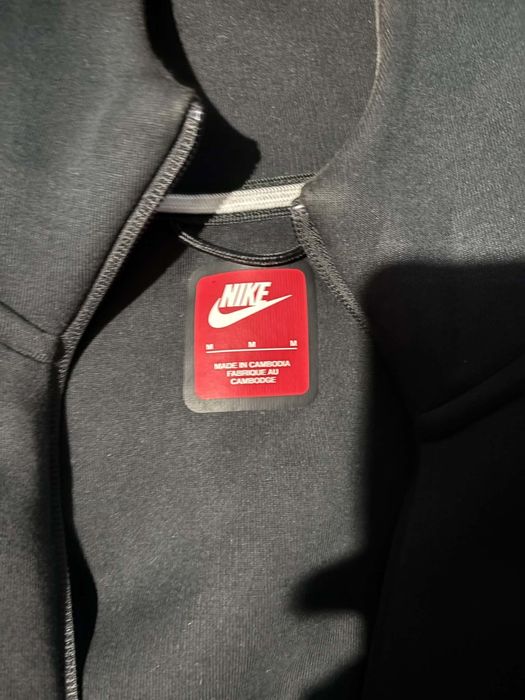 Vând hanorac Nike tech