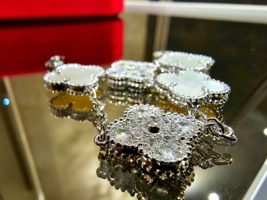 Van Cleef & Arpels VCA Silver Mother Diamond Alhambra Дамска Гривна