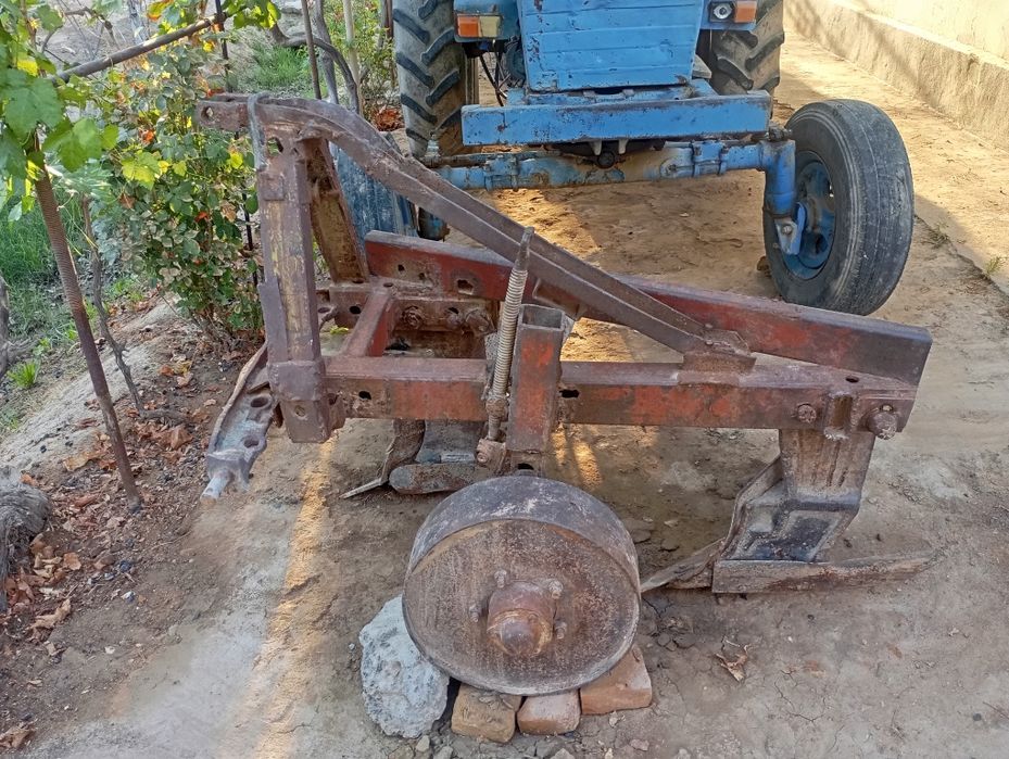 T 28 traktor sotiladi