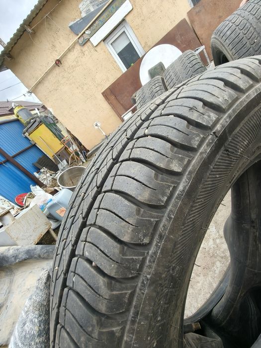 Продам резину 4 штуки.