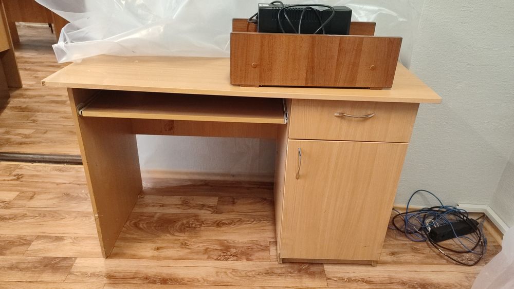 Офисные столы. Шкаф