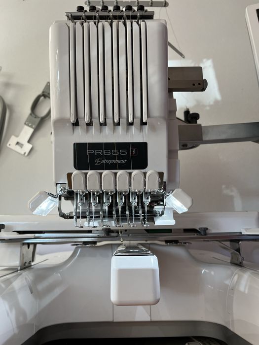 Brother PR655 Entrepreneur – mașină profesională brodat 6 ace + 4 gherghefuri