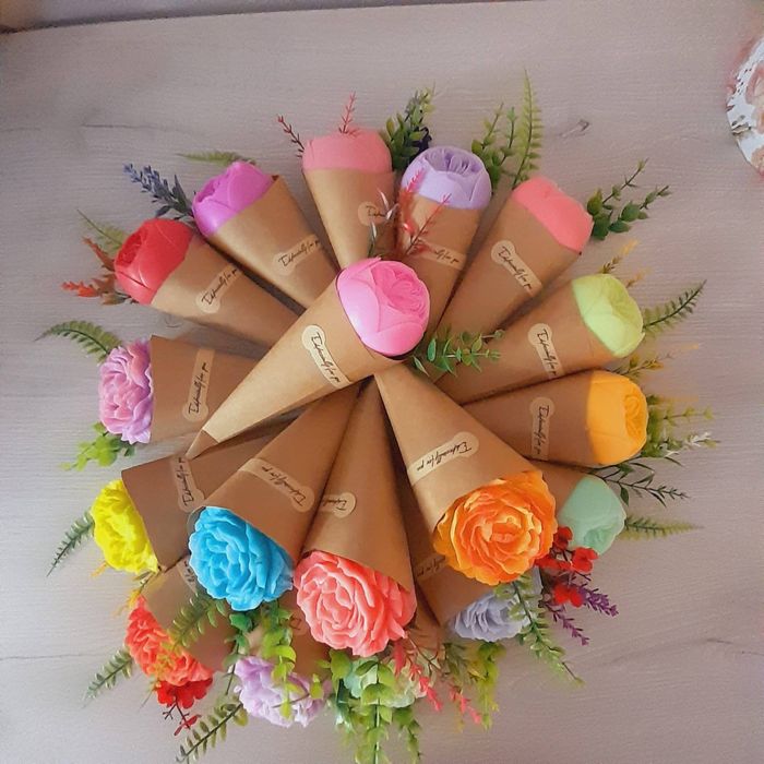 Букети от пластични и глицеринови цветя