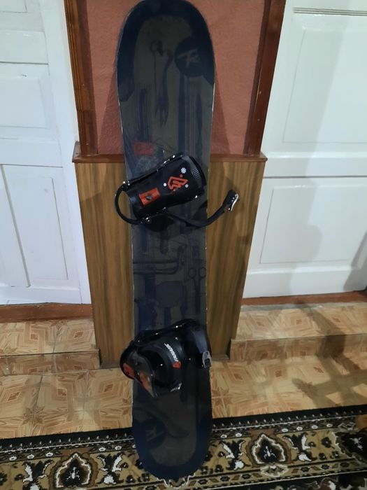 Сноуборд с креплениями