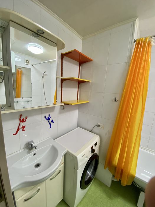 В самом центре на абзале 3шка Kaspi RED QR GOLD