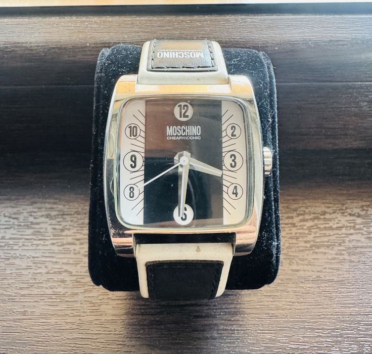 Унисекс часовник MOSCHINO