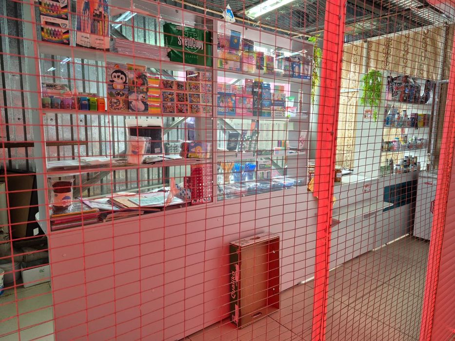 Продам белые полки для отдела.