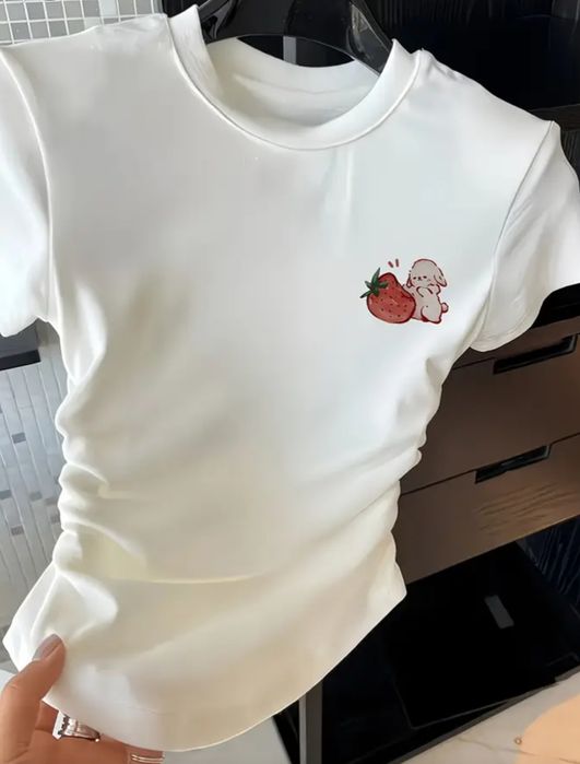 Белая футболка с принтом