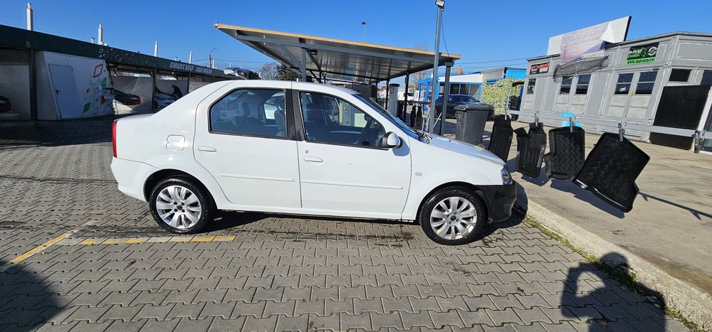 Dacia Logan 
Fabricatie 09.2010
Km: 193.000km
Dotari : 
Aer conditionat ,are Freon bagat de cateva luni
Geamuri electrice fata
Oglinzi elec