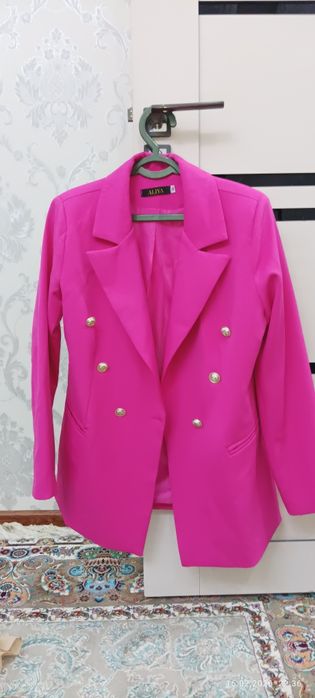 Puchti rangdagi kastyum