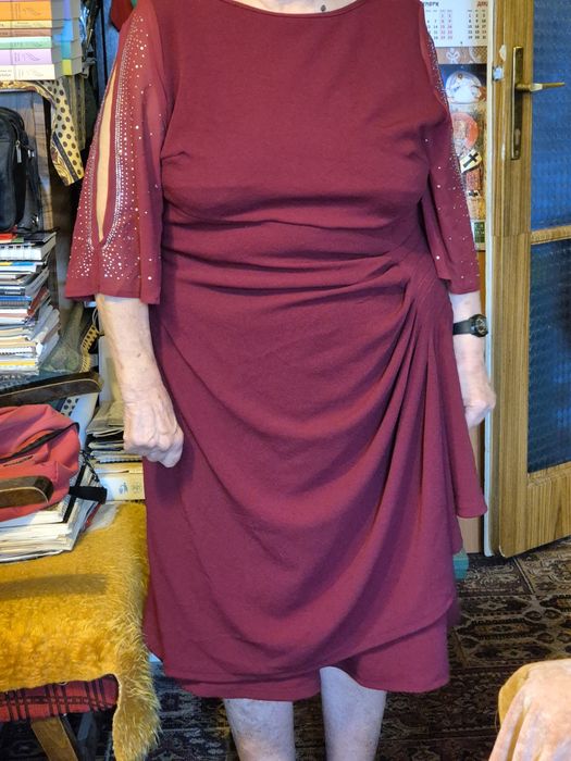 Продавам нови рокли.