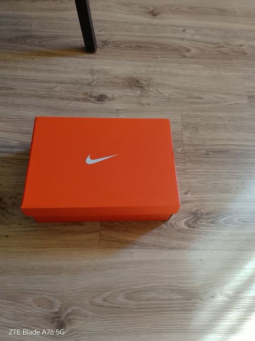 Nike - чисто нови кожени детски маратонки