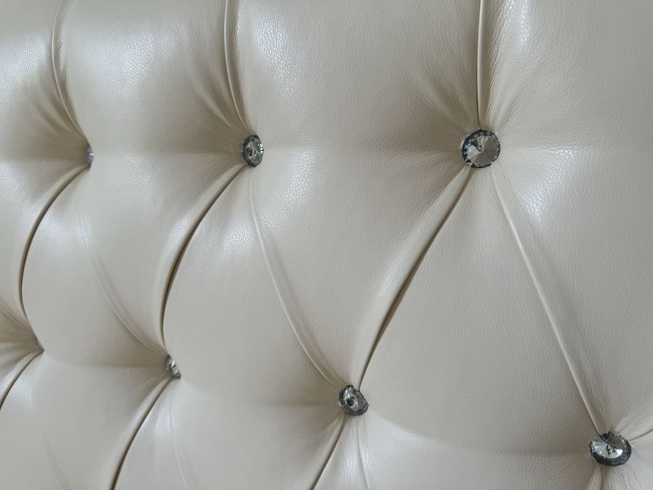 Кровать без матраса