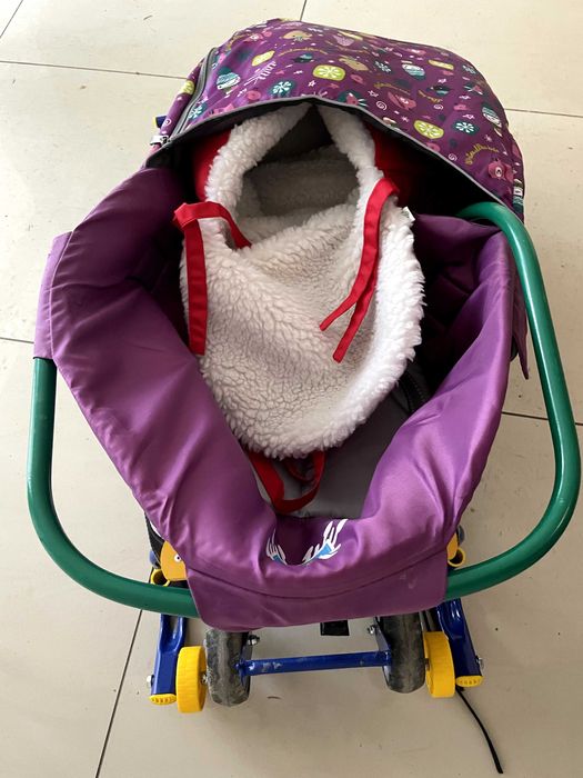 Шейна с колела, дръжка и два термочувала