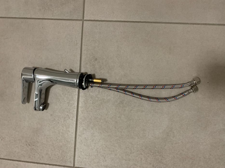 Мивка за баня с полуконзолой и смесителем