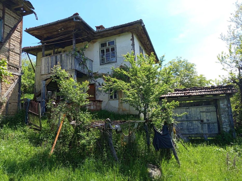 Продавам имот с къща