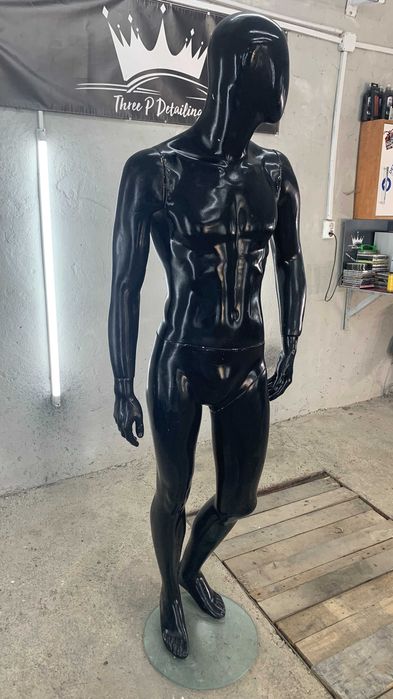 Мъжки манекен с черен гланцов финиш. за дрехи