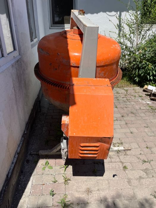 Бетонамешалка в хорошом состояние