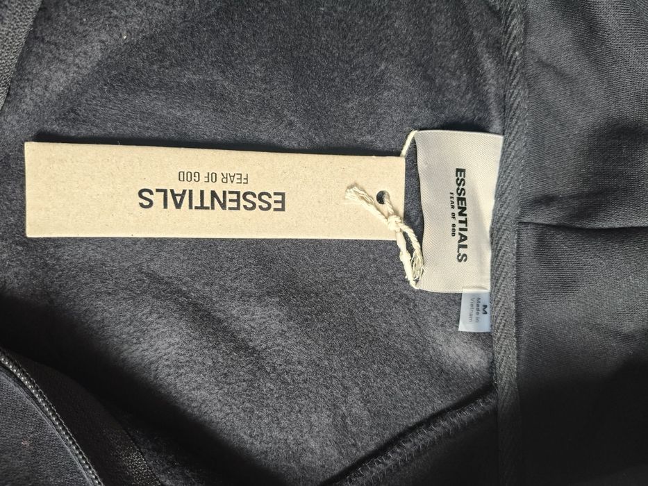 Vând bluza essentials cu fermoar și gluga