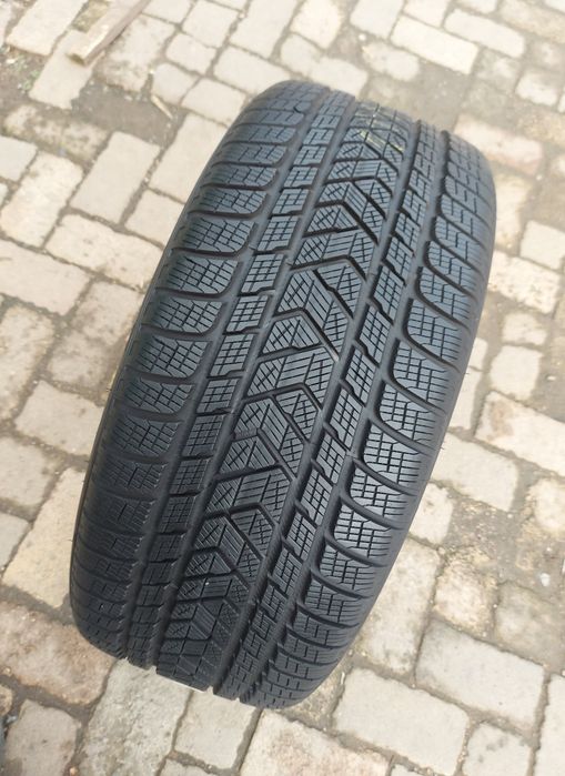 O bucată 285/275 40 R22 M+S iarnă - una Pirelli Vredestein