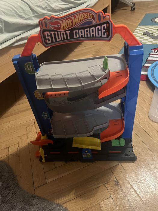 Hot wheels spalatorie si garaj