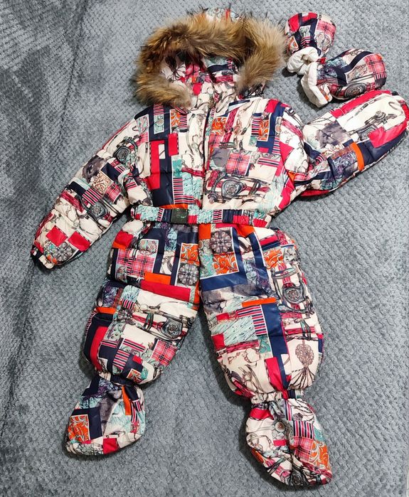 Теплый фирменный комбинезон.